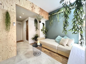 Individually decorated, individually furnished, soundproofing, free WiFi - 365BASE outdoor hostel (Hamamatsu)