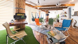 Un interior moderno con un pilar de madera, zona de estar y una barra.