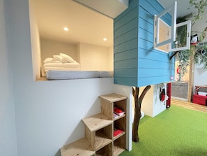 Individually decorated, individually furnished, soundproofing, free WiFi - 365BASE outdoor hostel (Hamamatsu)