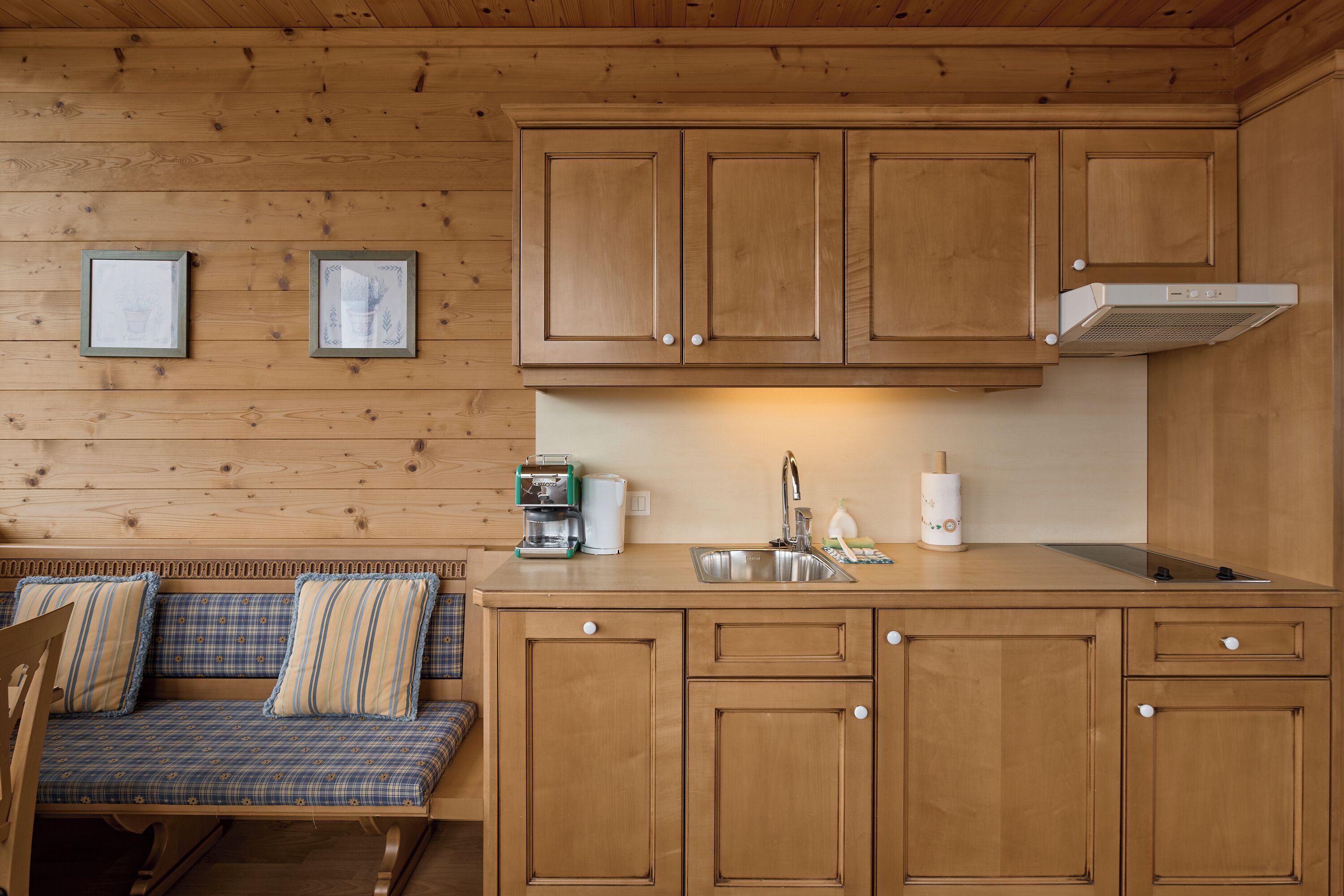 Refrigerador, parrilla de estufa, lavavajillas y cafetera y tetera 