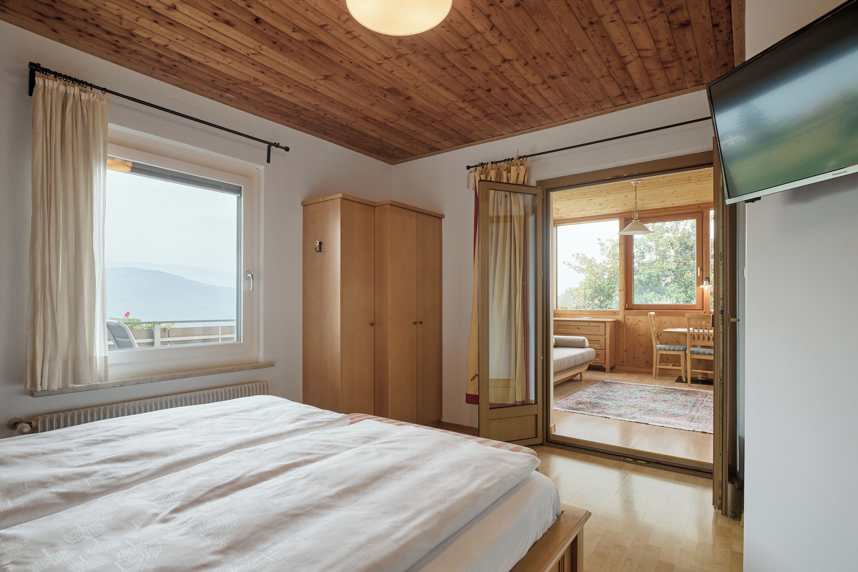 1 habitación, tabla de planchar con plancha y cuna de viaje 