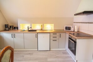 冷蔵庫、電子レンジ、オーブン、コンロ