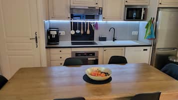 Een koelkast, een magnetron, een oven, een kookplaat