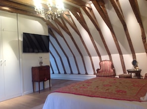 1 dormitorio, tabla de planchar con plancha, wifi y ropa de cama