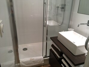 Dusche, Haartrockner, Handtücher, Toilettenpapier