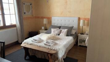2 slaapkamers, een strijkplank/strijkijzer, gratis wifi, beddengoed