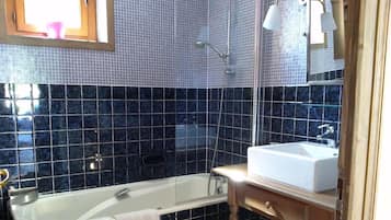 Badekar, hårføner, håndklær og såpe