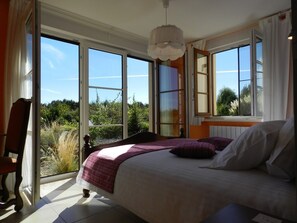 3 makuuhuonetta, työpöytä, äänieristys, silitysrauta/-lauta