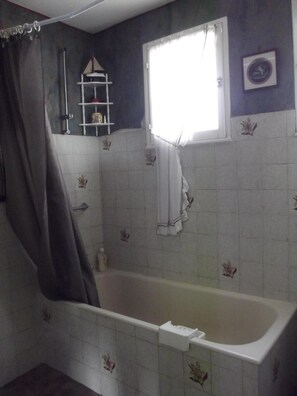 Bathtub, hair dryer - Holiday house with sea view in Hanvec, quiet - 5 people. (Hanvec)