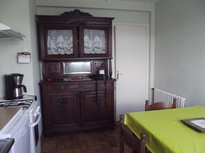 Fridge, microwave, oven, dishwasher - Holiday house with sea view in Hanvec, quiet - 5 people. (Hanvec)