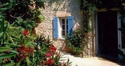 Provencal farmhouse with pool