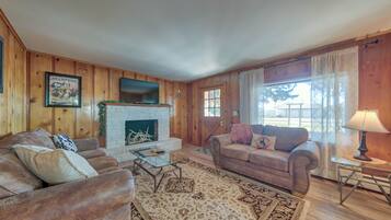 Smart-TV, DVD-spiller, bøker og filmbibliotek