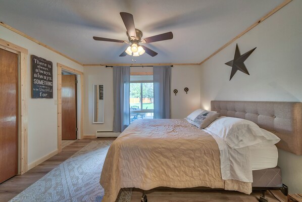 3 bedrooms, desk, iron/ironing board, travel cot