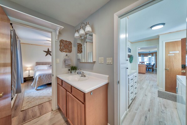 3 Schlafzimmer, Schreibtisch, Bügeleisen/Bügelbrett, Reisekinderbett