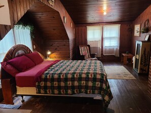 4 bedrooms, free WiFi, bed sheets - Big Chip Lodge. Awesome view. Dock 50' away. Authentic Historical Wisconsin. (Hayward)