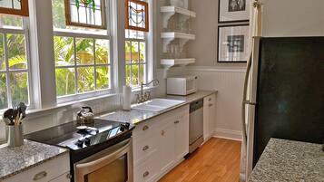 冰箱、微波炉、烤箱、炉灶