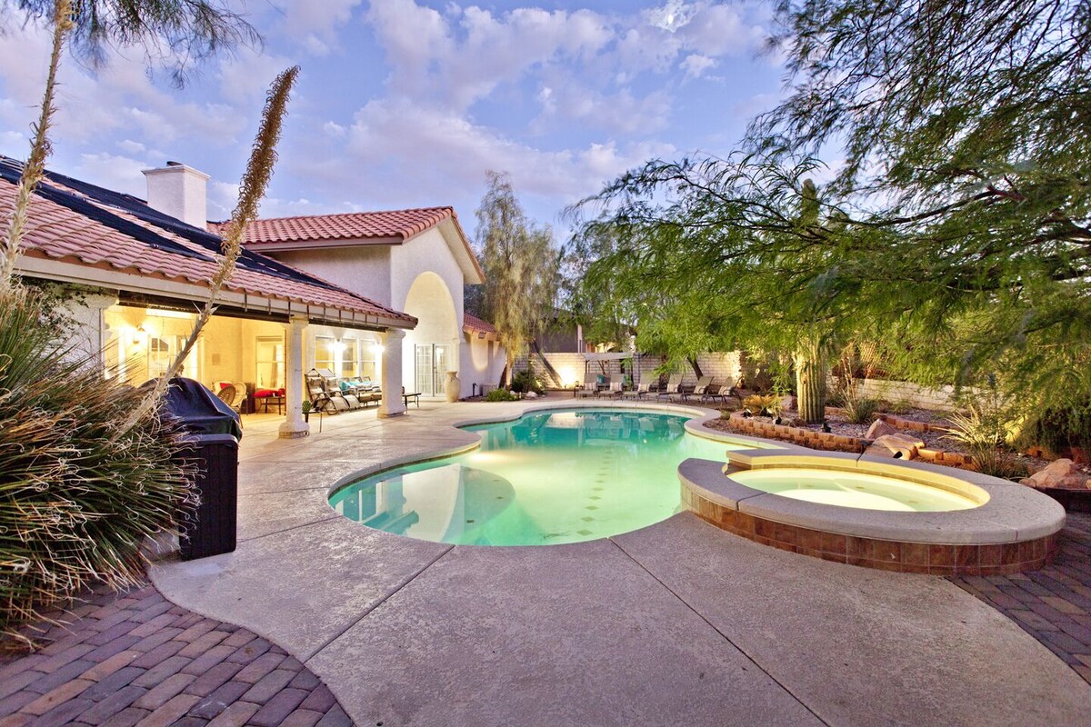 Luxurious Vegas Retreat: 4BR Paradise with Pool & Game Room for Large Groups