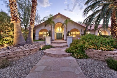 Luxurious Vegas Retreat: 4BR Paradise with Pool & Game Room for Large Groups