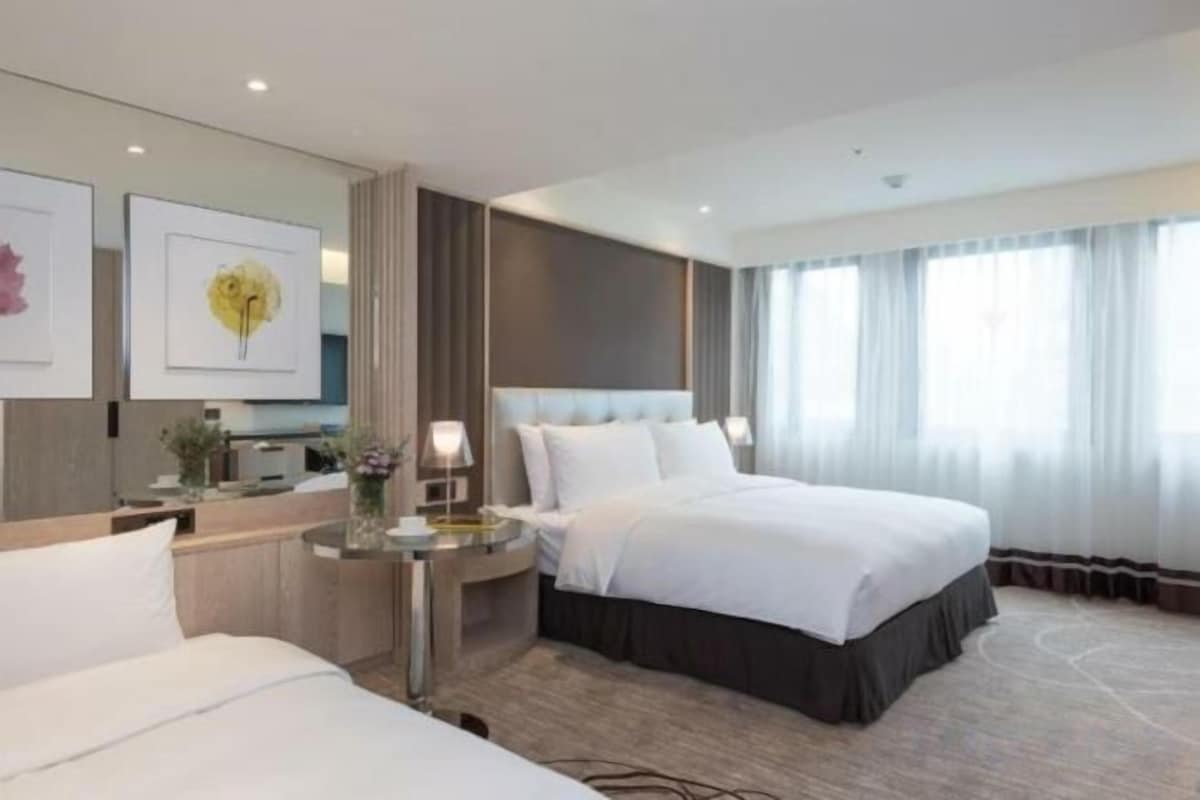 Roupas de cama premium, edredons de pluma, frigobar, cofres nos quartos