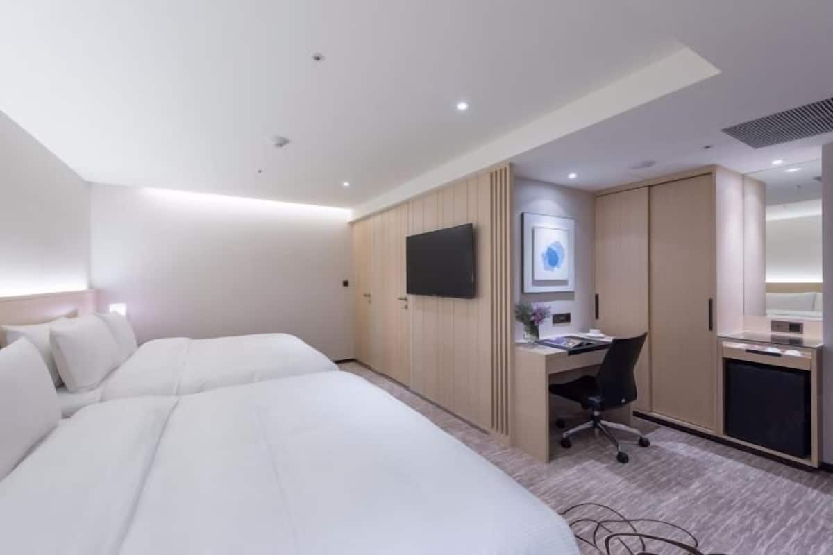 Premium bedding, down comforters, minibar, in-room safe