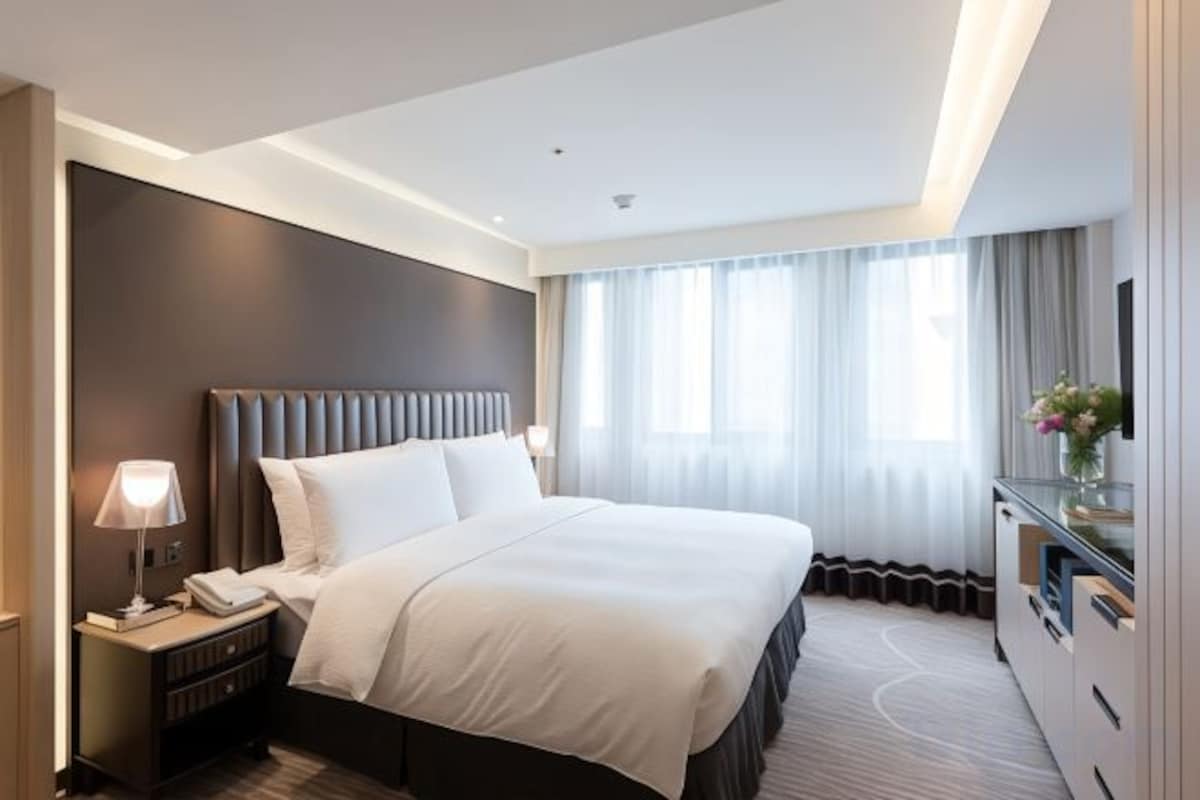 Ropa de cama de alta calidad, edredones de plumas, minibar y caja fuerte