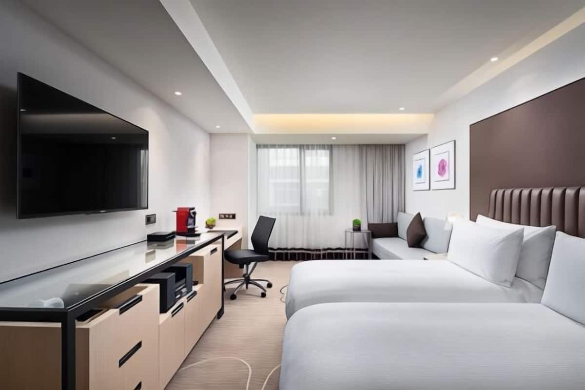 Premium bedding, down comforters, minibar, in-room safe