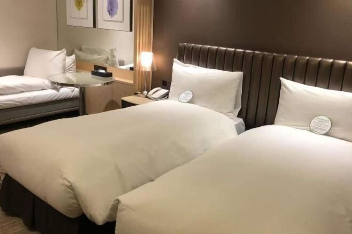 Premium bedding, down comforters, minibar, in-room safe