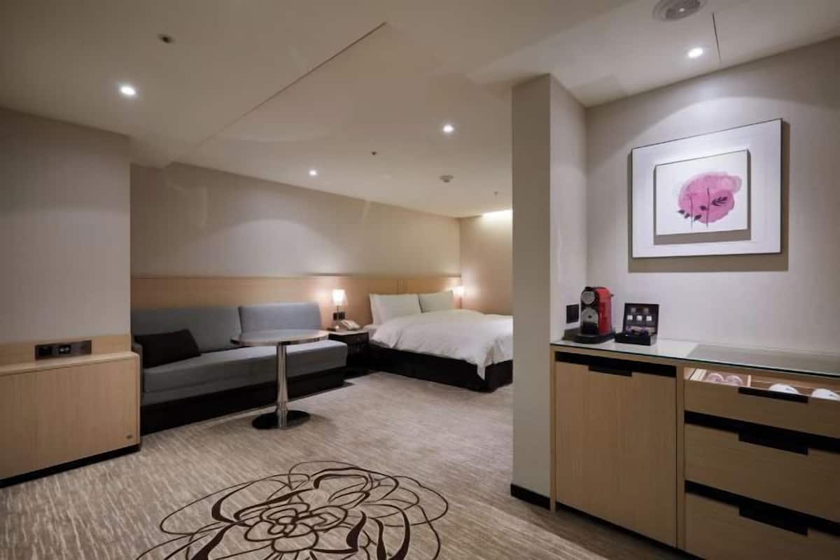 Premium bedding, down comforters, minibar, in-room safe