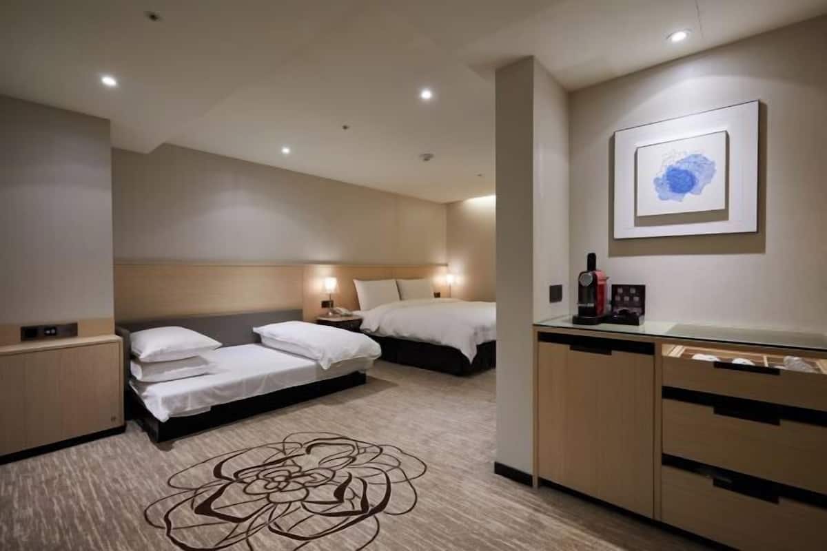 Premium bedding, down comforters, minibar, in-room safe