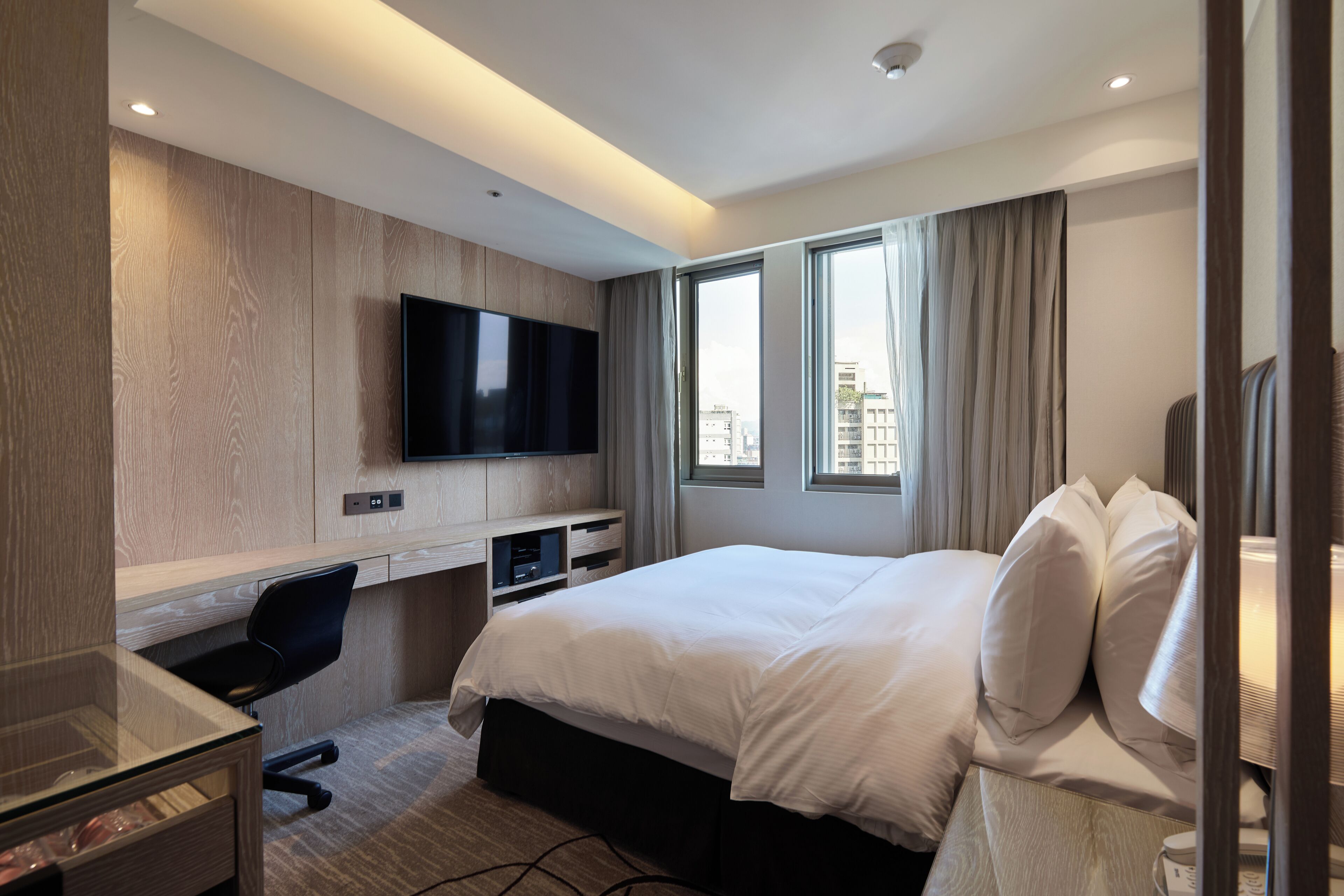 Basic Room | Premium bedding, down duvets, minibar, in-room safe