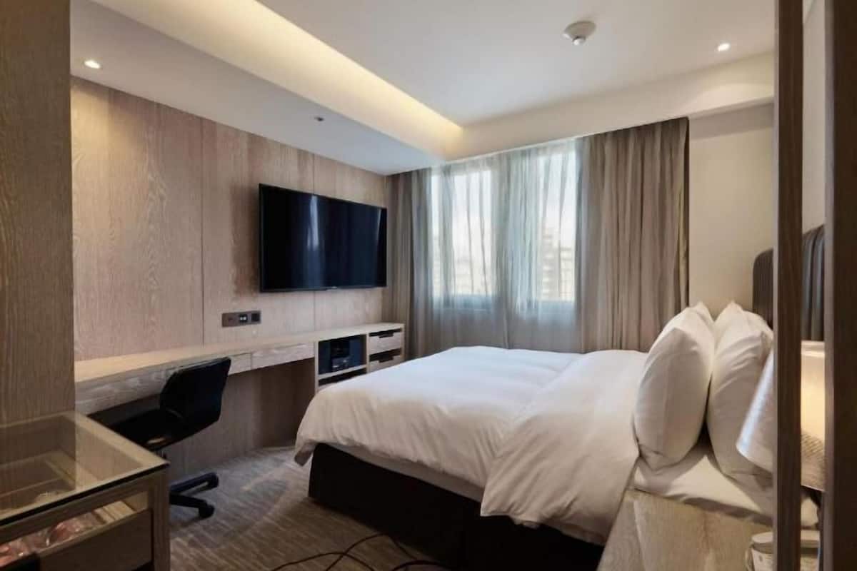 Premium bedding, down duvets, minibar, in-room safe