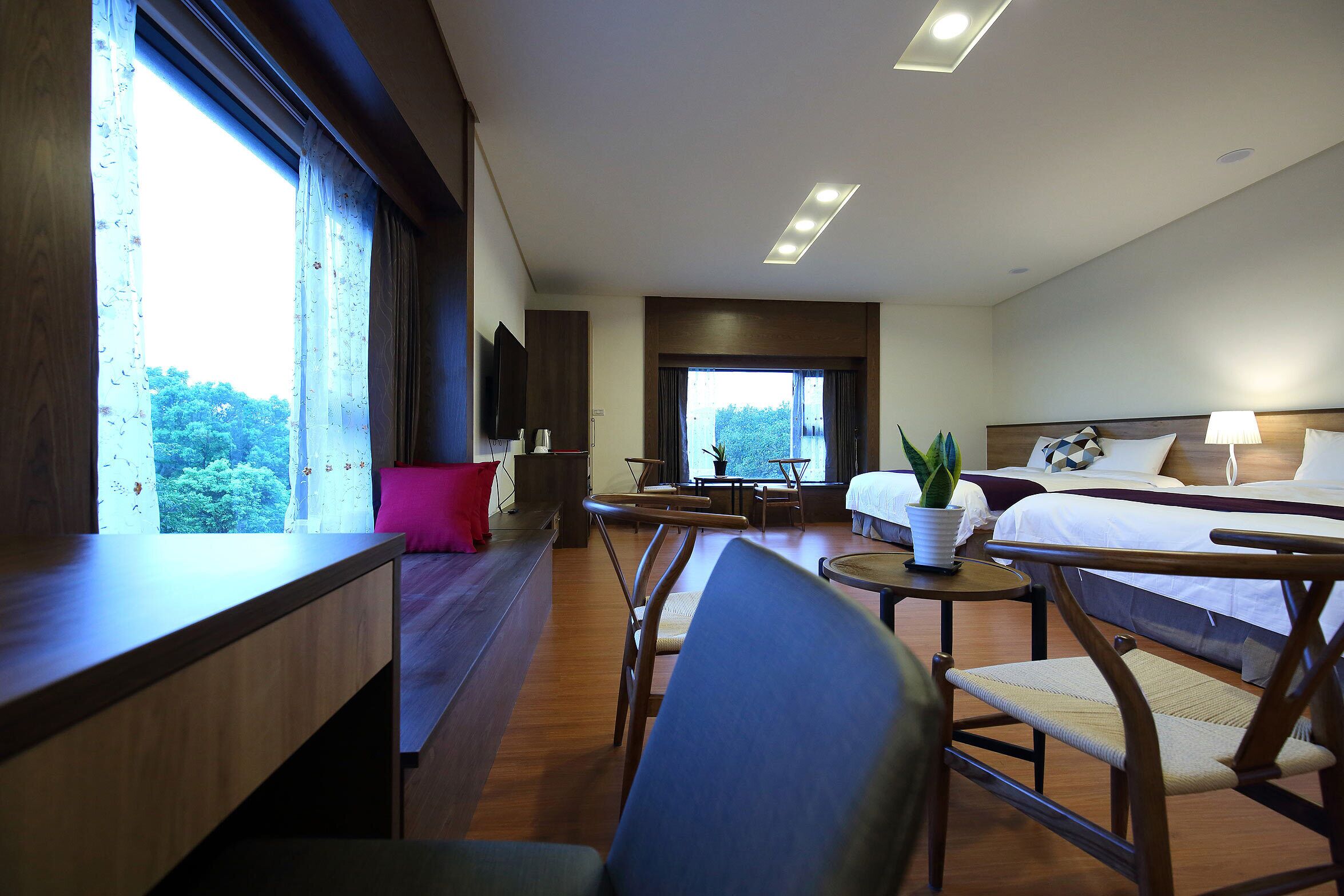 Habitación cuádruple Deluxe | Caja de seguridad en la habitación y escritorio 