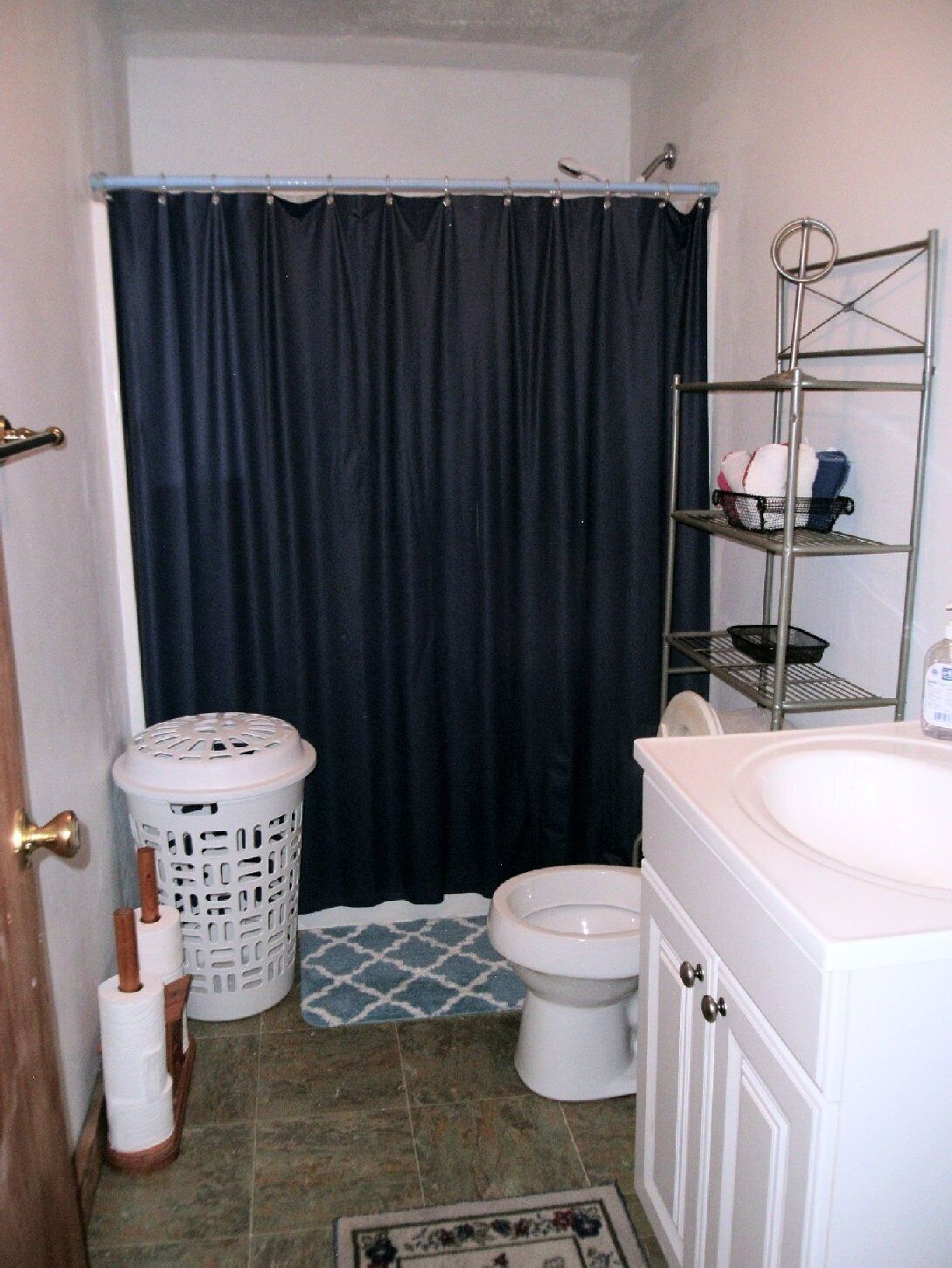 Bañera, secador de pelo, toallas, papel higiénico