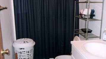 Bañera, secador de pelo, toallas, papel higiénico