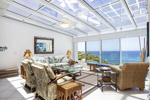 Téléviseur connecté, lecteur de DVD, livres, sélection de musique