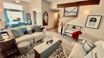 Fernseher, Kamin, BĂŒcher