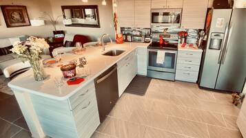 KĂŒhlschrank, Mikrowelle, Ofen, Herdplatte