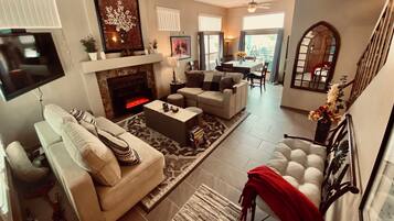 Fernseher, Kamin, BĂŒcher