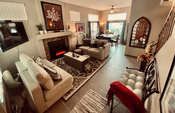 Téléviseur, foyer, livres