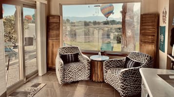 Fernseher, Kamin, BĂŒcher