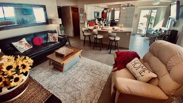 Fernseher, Kamin, BĂŒcher