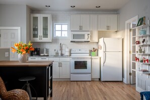 Fridge, microwave, oven, stovetop - Sophisticated and Cozy Carriage House in Prospect Newtown
 (Longmont)