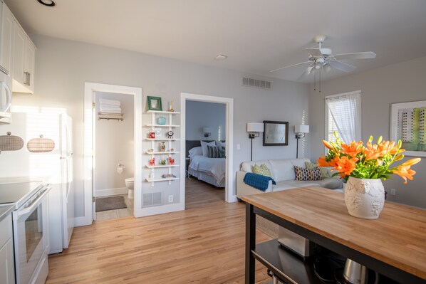 1 bedroom, desk, iron/ironing board, free WiFi - Quiet, Walkable Prospect Retreat near Boulder, Denver, RMNP and Skiing (Longmont)