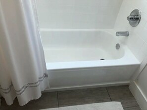 Combined shower/bathtub, hair dryer, towels, soap - Quiet, Walkable Prospect Retreat near Boulder, Denver, RMNP and Skiing (Longmont)