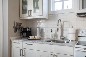 Fridge, microwave, oven, stovetop - Quiet, Walkable Prospect Retreat near Boulder, Denver, RMNP and Skiing (Longmont)
