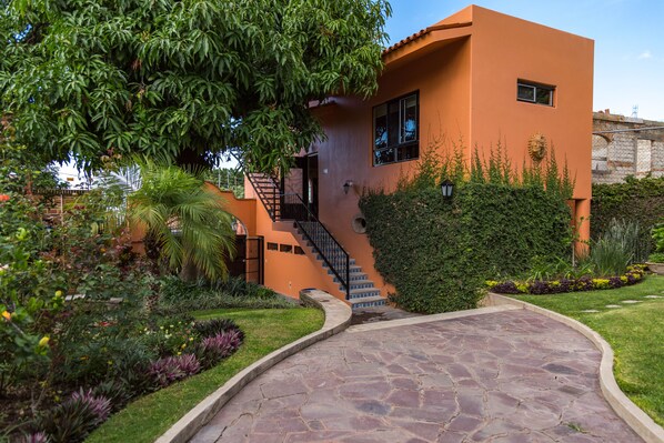A modern house with a stone pathway leading to a staircase. - Mirador Loft - Casa Del Angel Feliz in Mexican Pueblo Magico! (Ajijic)