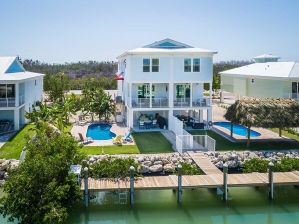 Exterior - DISCOUNT AVAILABLE! 4 BR/3 BA Private Pool/Dock/Canal Front/Neighborhood Beach! (Marathon)