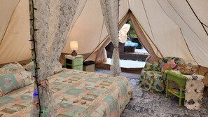 2 bedrooms, WiFi, bed sheets - Ollie's Place - Tiny House@EvansCliff Hot Tub w/large Sibley Double Tent COMBO! (Hot Springs)