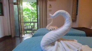 Ein Hotelzimmer mit einem Bett und einer Schwan-Towel-Dekoration.
