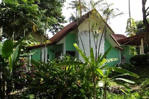 A green house surrounded by dense tropical vegetation. - Arcadian Resort (Krabi)